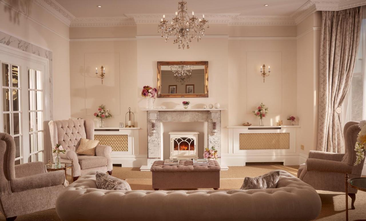 Bathen House Boutique Hotel Exterior foto A living room with a fireplace