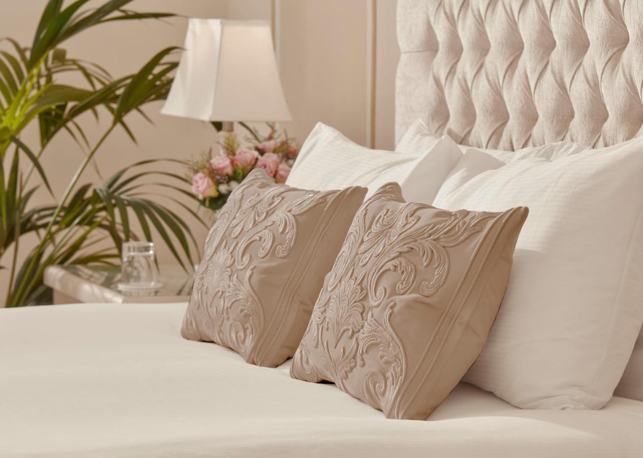 Bathen House Boutique Hotel Exterior foto Pillows on a bed