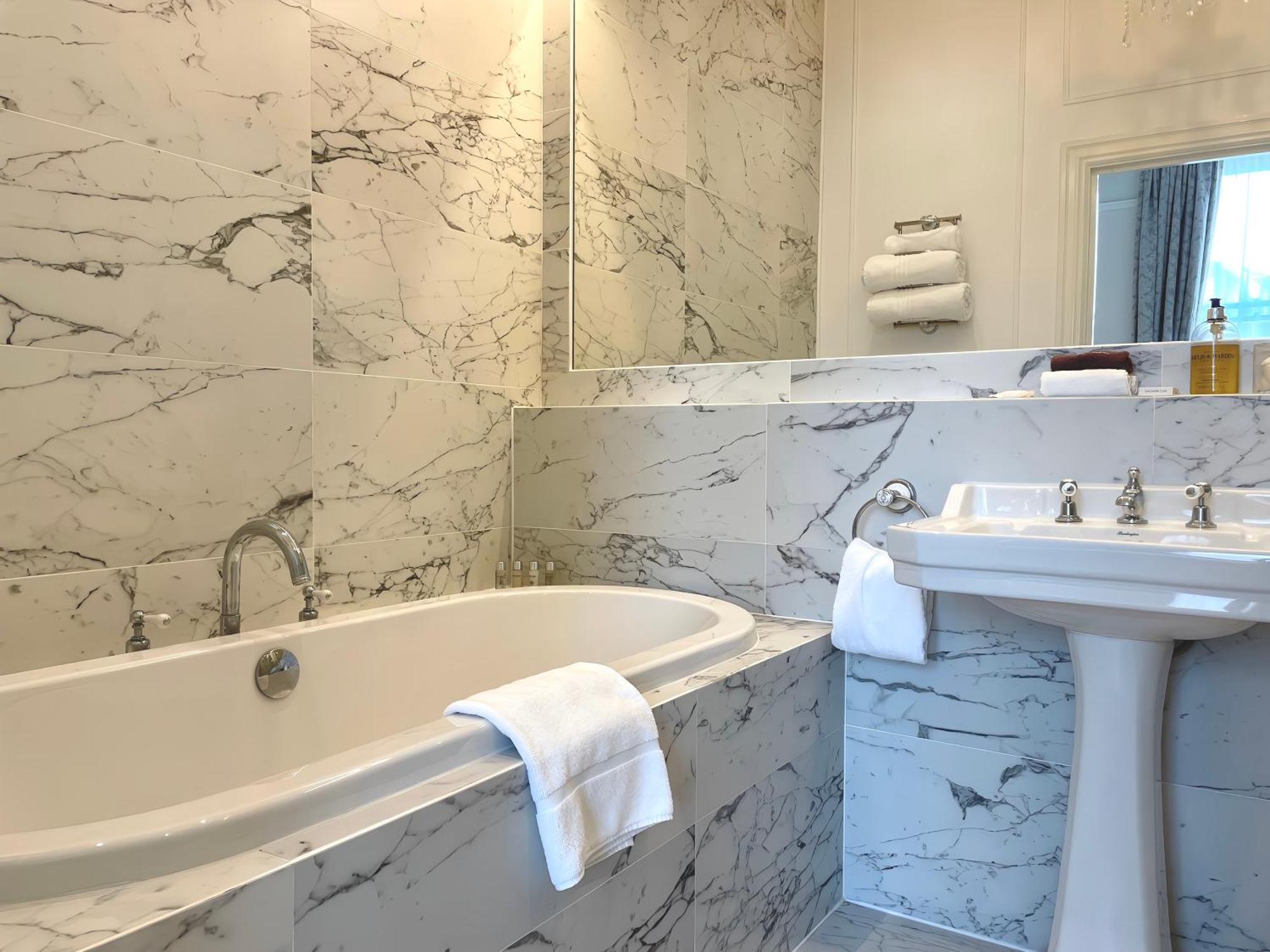 Bathen House Boutique Hotel Cameră foto Bathroom in the hotel