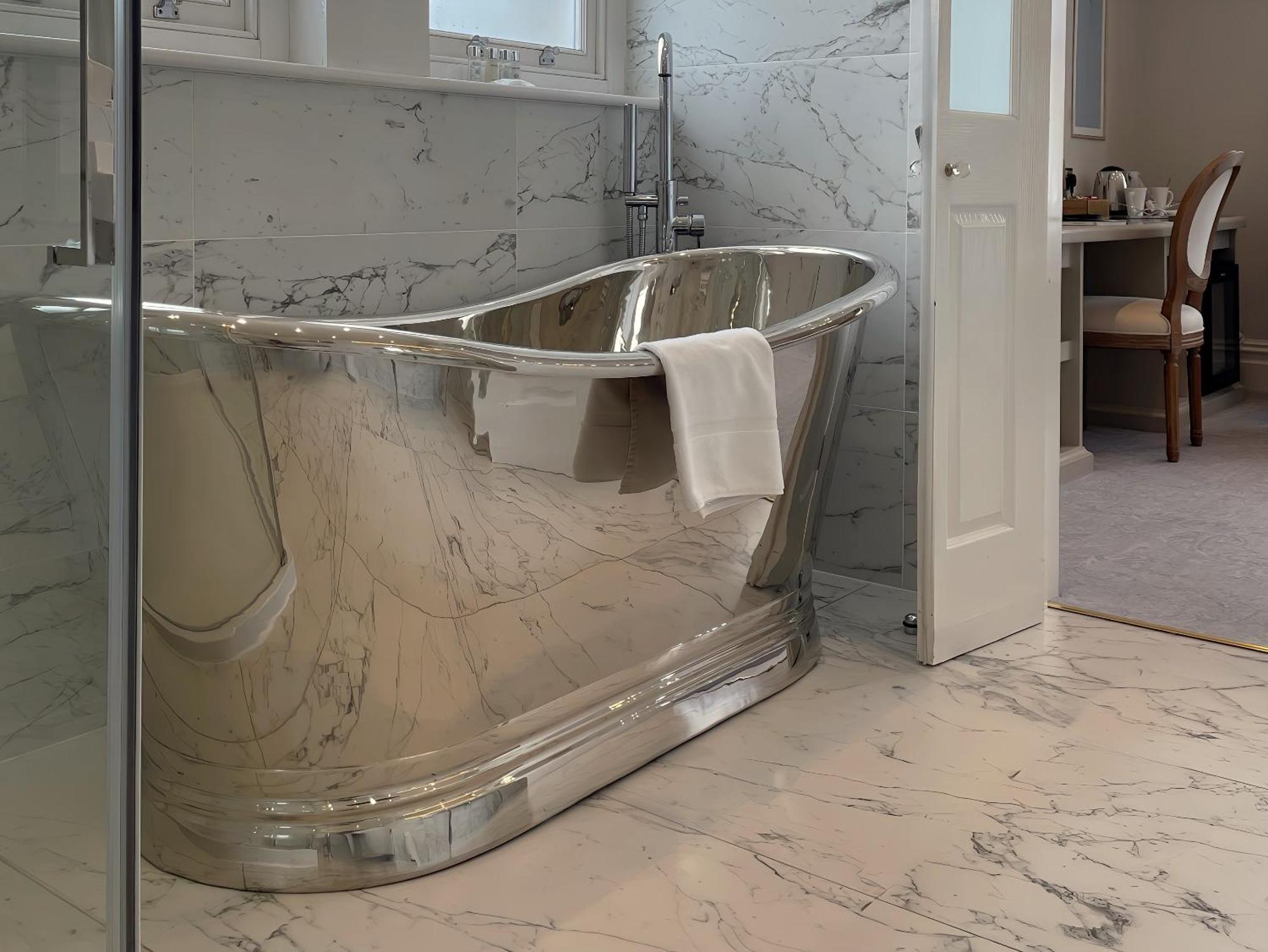 Bathen House Boutique Hotel Cameră foto A freestanding bathtub