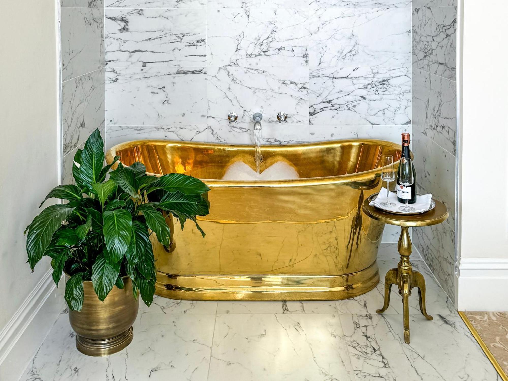 Bathen House Boutique Hotel Cameră foto A freestanding copper bathtub